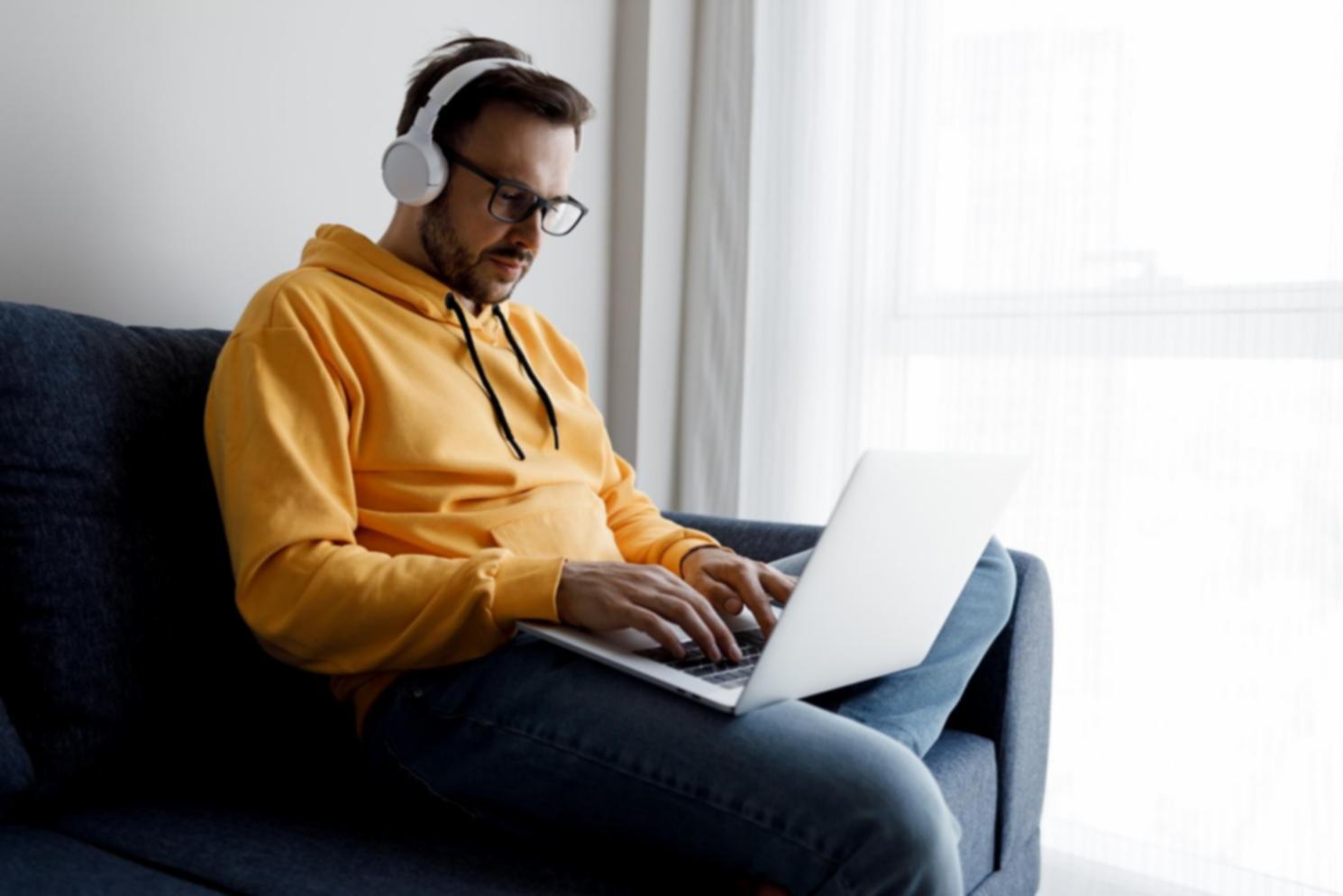 Professionnel analysant des données budgétaires sur ordinateur avec graphiques financiers